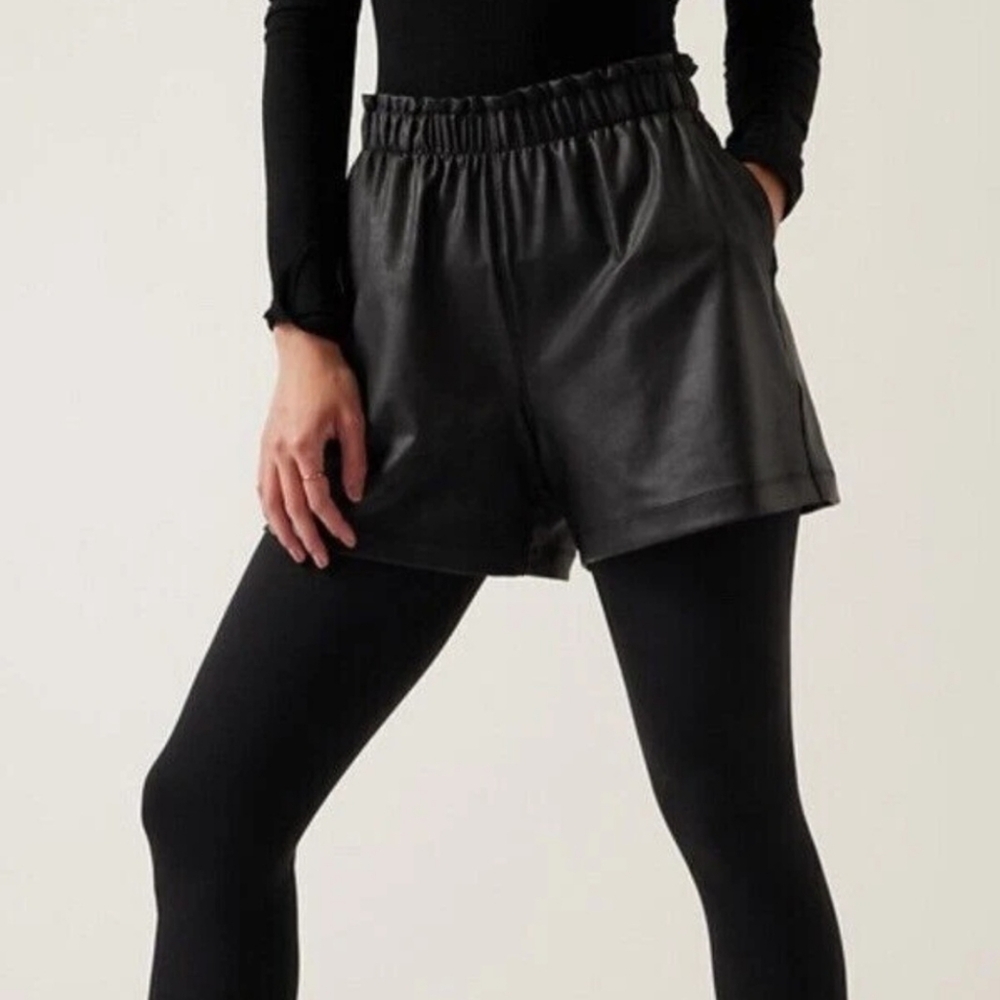 Athleta Gleam Short Medium Color Black Elastic Waist With Pockets